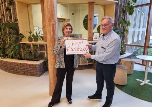 De Verwondering zamelt ruim 3000 euro in voor de Voedselbank De Verwondering zamelt ruim 3000 euro in voor de Voedselbank