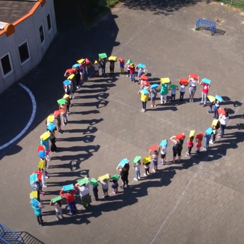Prisma-scholen zijn het nieuwe schooljaar gestart met dienst via livestream en 'drone' film