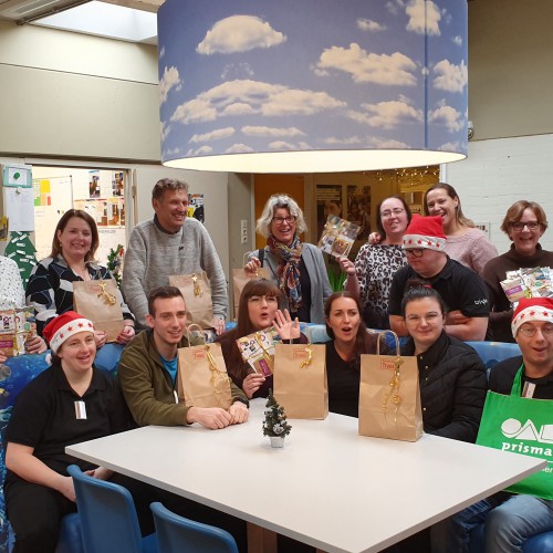 Overhandiging kerstpakket en cheque op basisschool De Ichthus