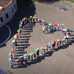 Prisma-scholen zijn het nieuwe schooljaar gestart met dienst via livestream en 'drone' film