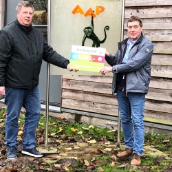 Prisma overhandigt cheque aan Stichting AAP Prisma overhandigt cheque aan Stichting AAP