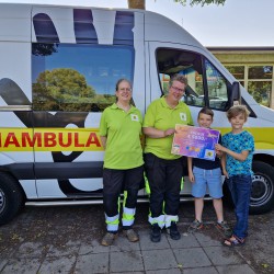 Basisschool De Regenboog zamelt € 5000,- in voor Dierenambulance Almere