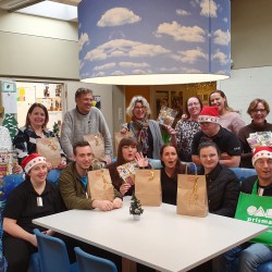 Overhandiging kerstpakket en cheque op basisschool De Ichthus Overhandiging kerstpakket en cheque op basisschool De Ichthus