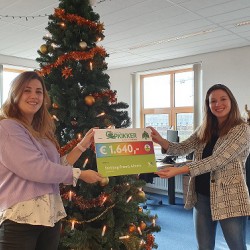 Prisma overhandigt cheque aan Stichting Opkikker Prisma overhandigt cheque aan Stichting Opkikker